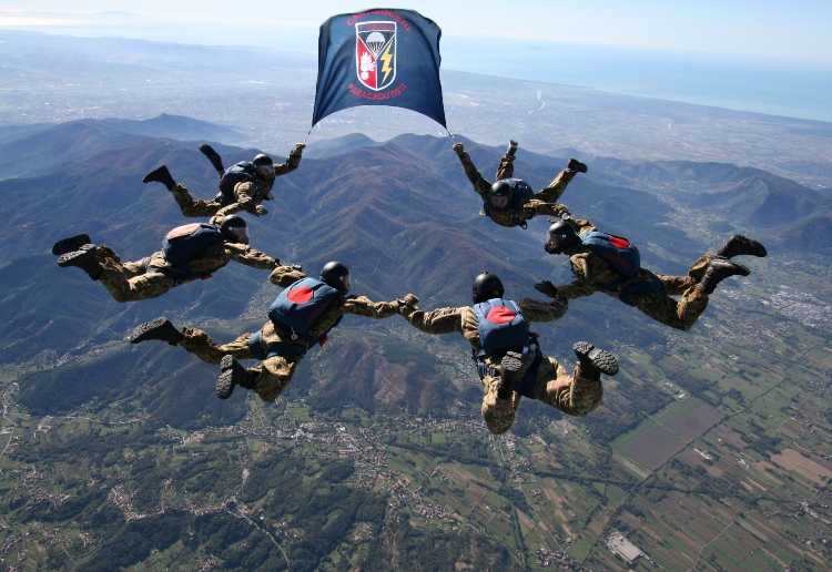1° Reggimento Paracadutisti Tuscania in Addestramento